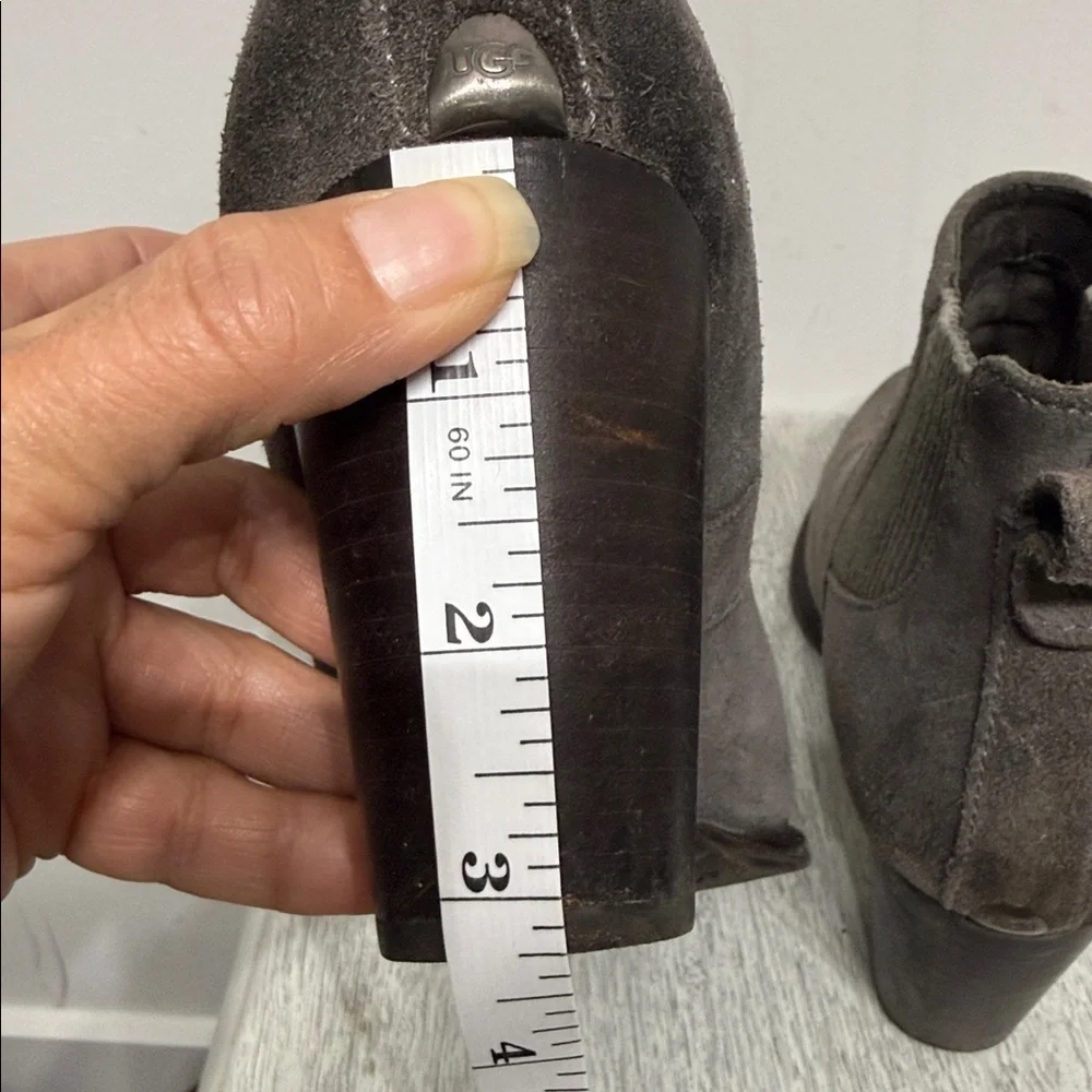 UGG Cobie ll Size 9 Chelsea Charcoal Suede Ankle Booties